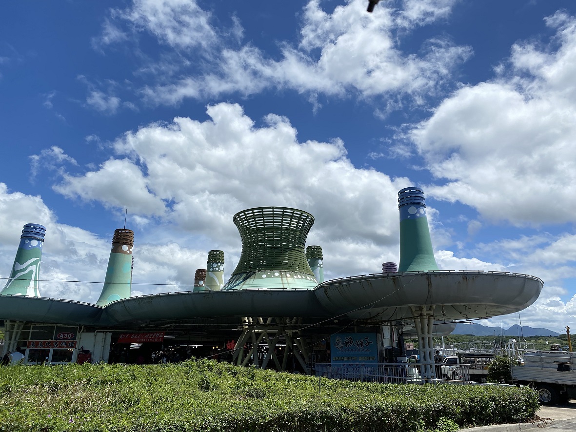 富基漁港位在北海岸國家風景特定區內，具有絕佳地理位置，著名的富基漁市有墨西哥帽的外型，販售各式新鮮海產。  圖：新北市漁管處提供