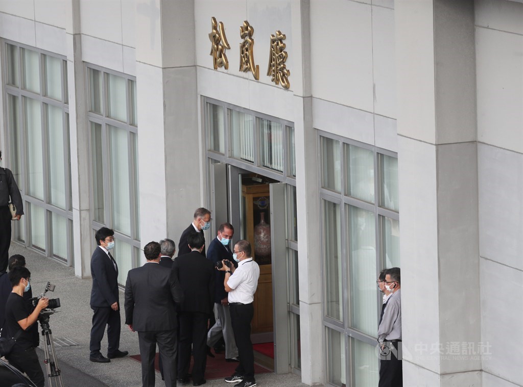 美衛生部長率團抵台 機場完成武漢肺炎病毒檢測