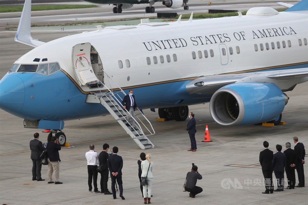 美衛生部長率團抵台 機場完成武漢肺炎病毒檢測
