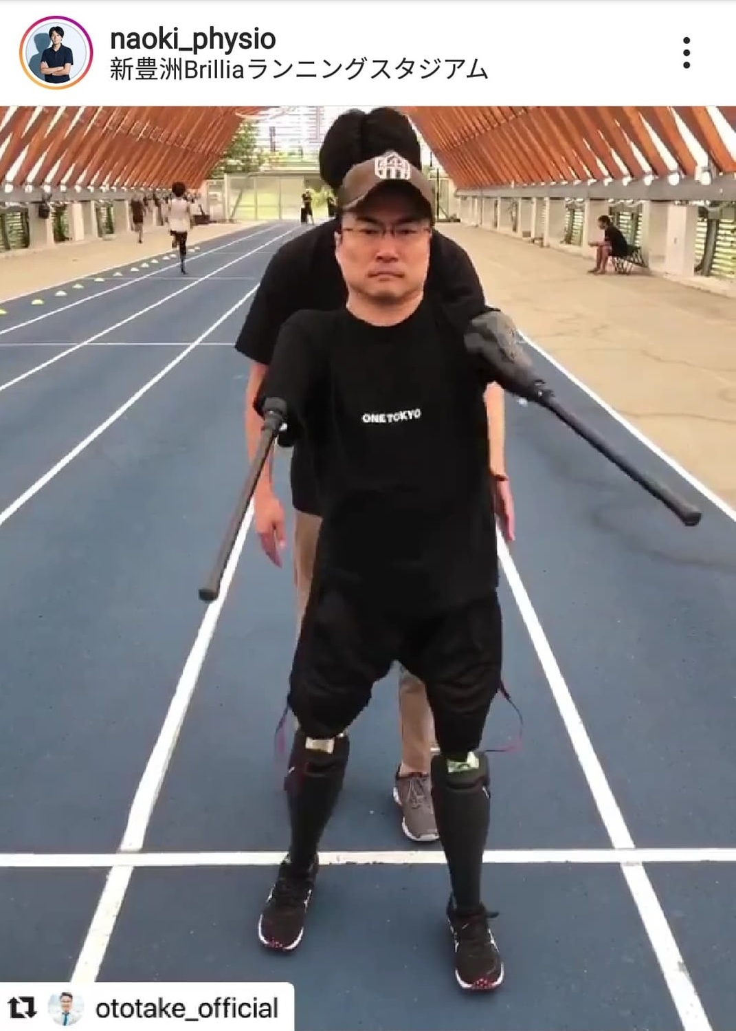 乙武洋匡藉由高科技輔具站起來行走。 圖：翻攝自naoki_physio IG