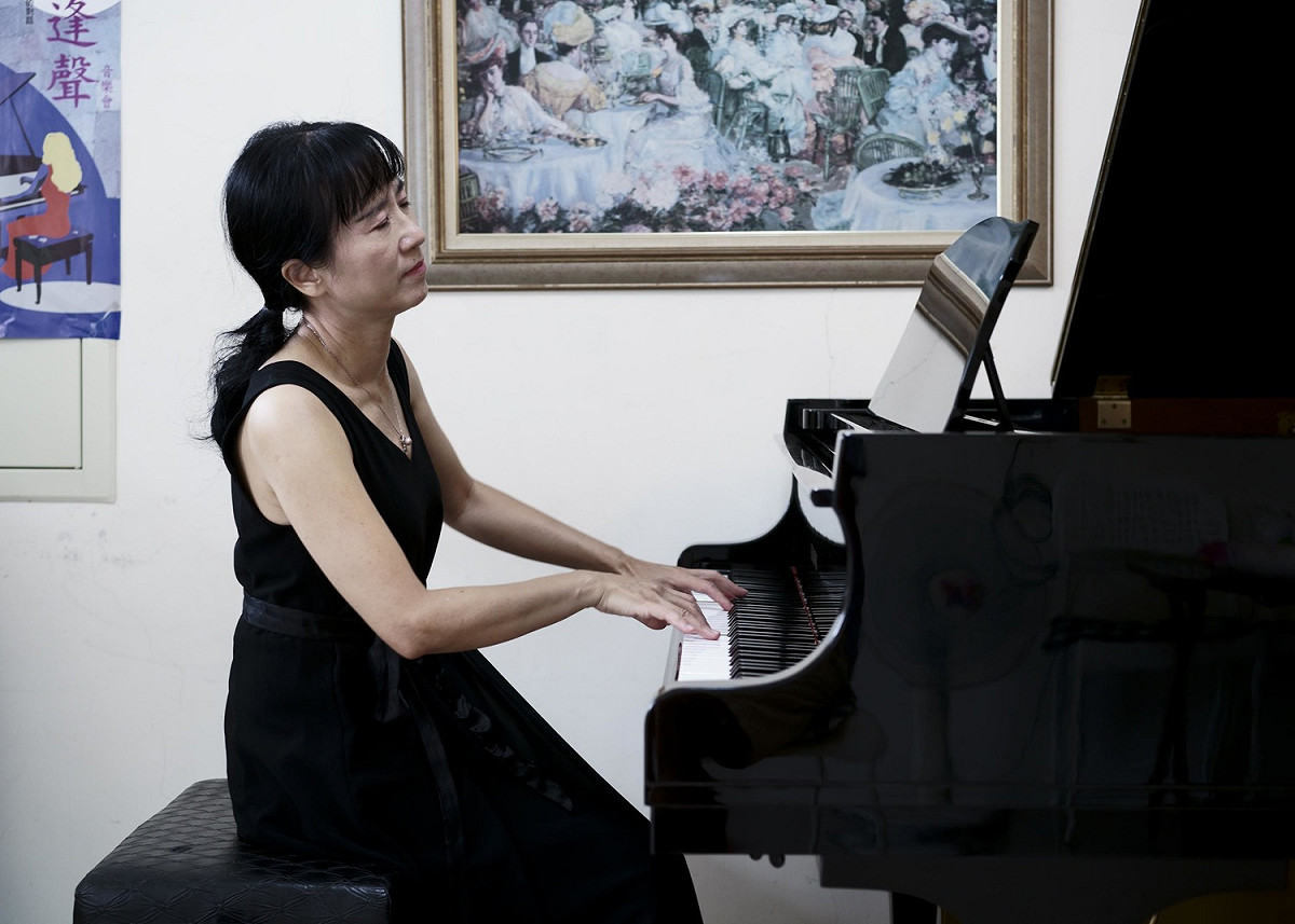 靠著音樂走過921震災和喪偶之痛的謝雙雙說，她的工作離不開音樂，靠著音樂，也不會餓到肚子，可以很開心的過日子，對於音樂和生活覺得很可以。圖為謝雙雙在她自己開設的音樂教室內彈『耶和華祝福滿滿』、 『最美的祝福』等曲目。 圖：張良一/攝