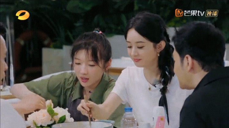 趙麗穎用筷子在大碗翻菜，引發部分網友批「沒素質」。 圖：翻攝自中餐廳微博