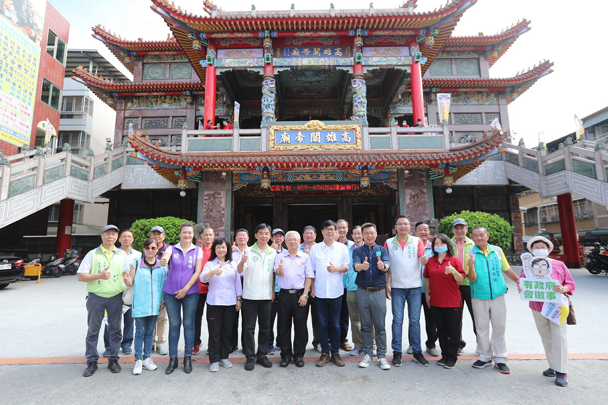陳其邁競選團隊到武廟參香。 圖：陳其邁競辦/提供