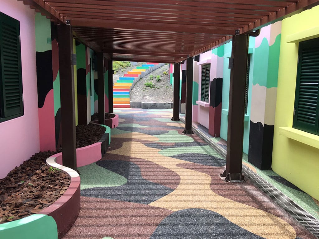 廢棄崗哨漆成彩色，在一片純藍大海與綠色山林中顯得特別顯眼。 圖：翻攝自觀光局網站