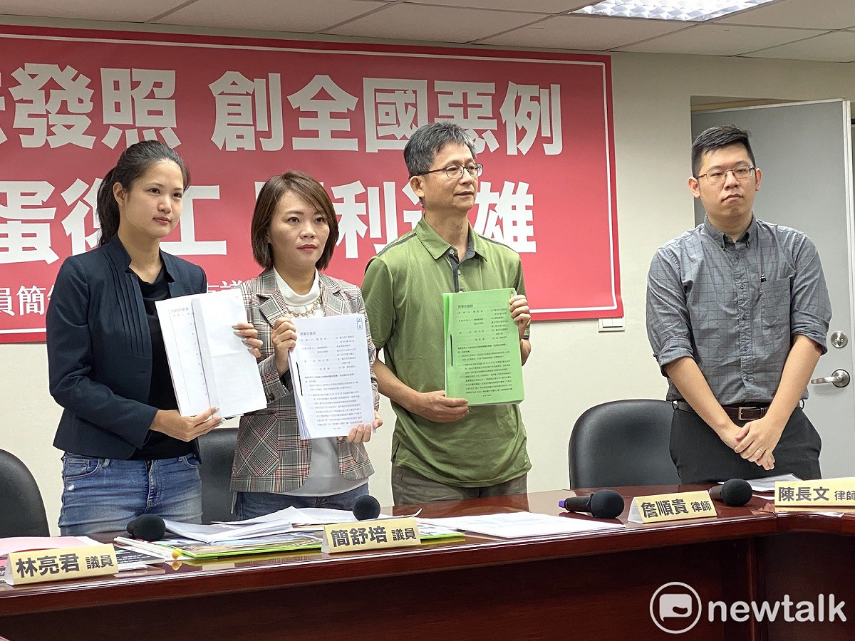 無黨籍台北市議員林亮君（左起）、民進黨市議員簡舒培、律師詹順貴、陳長文。 圖：周煊惠／攝