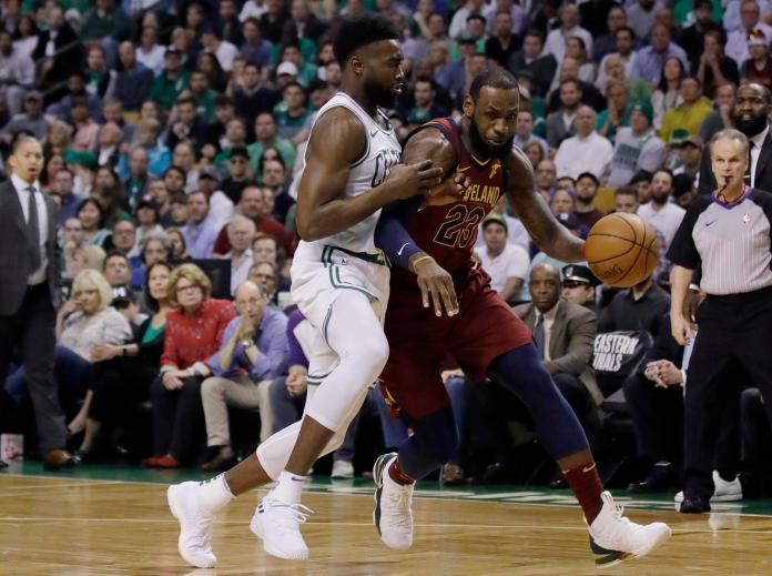 Jaylen Brown（左）防守「詹皇」LeBron James。 圖／美聯社／達志影像