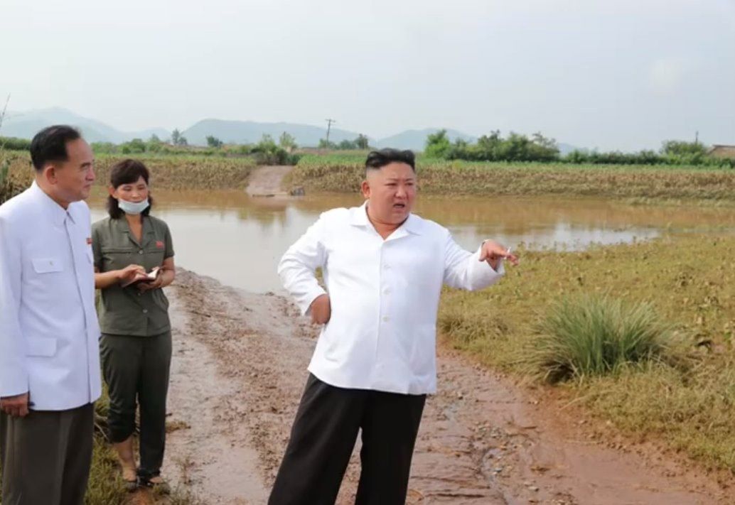 金正恩手叼菸指導官員防災 圖:擷取自臉書
