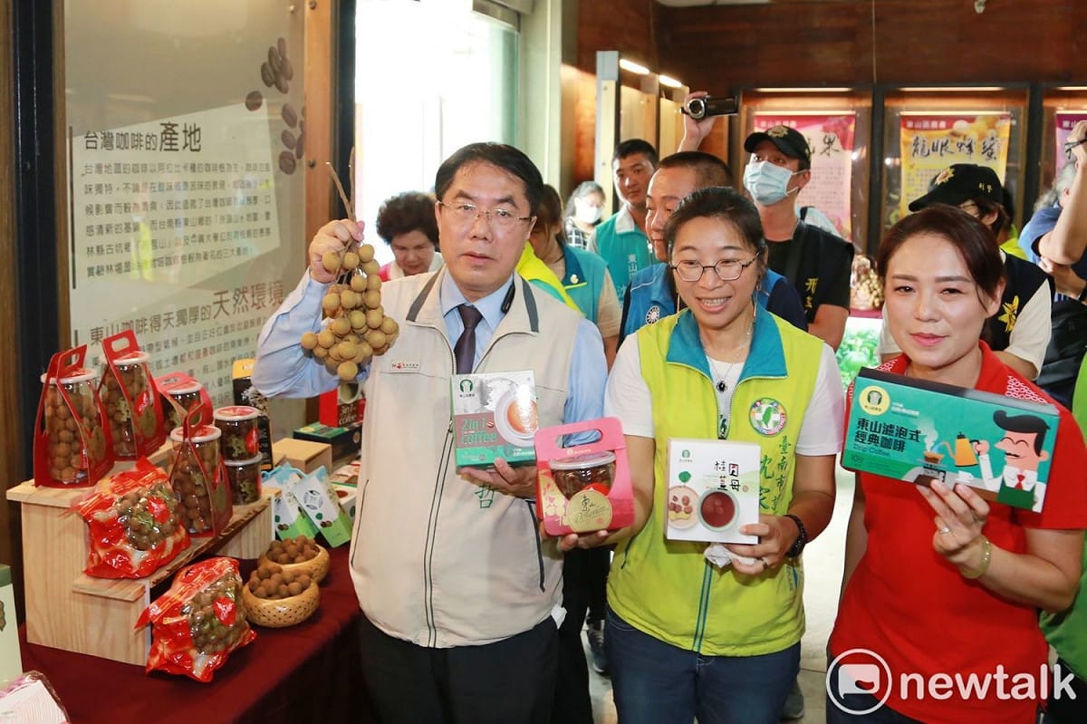 台南東山的龍眼正值盛產旺季，台南市長黃偉哲今日至東山農會咖啡文化館出席龍眼促銷記者會，向全國朋友推薦東山龍眼果肉豐厚甘甜。 圖：黃博郎／攝