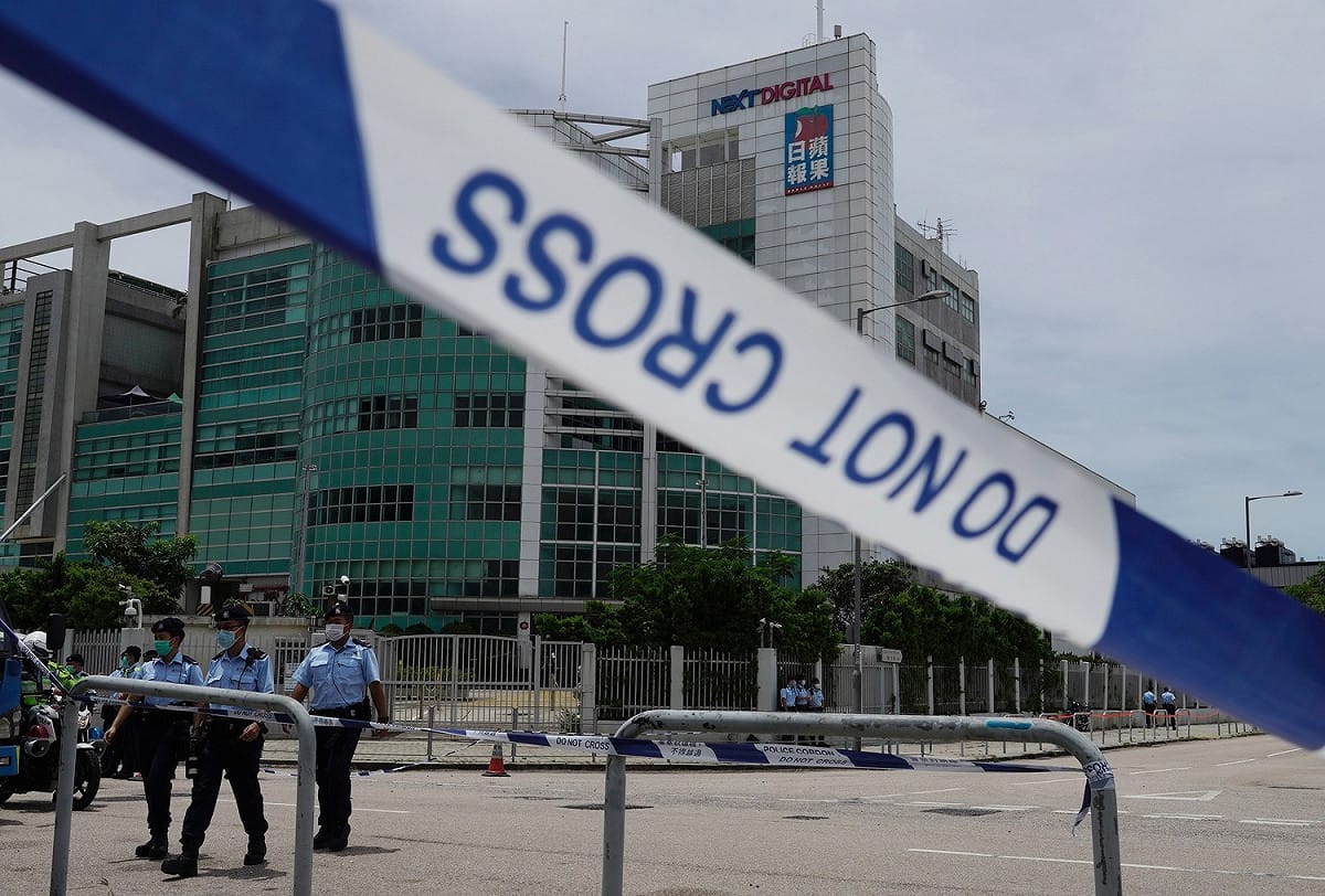 香港壹傳媒大樓遭到港警拉起封鎖線搜索，創辦人黎智英及其子、壹傳媒高層等人都被逮捕。 圖：達志影像／美聯社