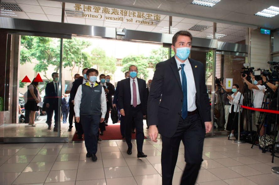 美國衛生部長阿扎爾抵達疾管署。 圖：衛生福利部提供
