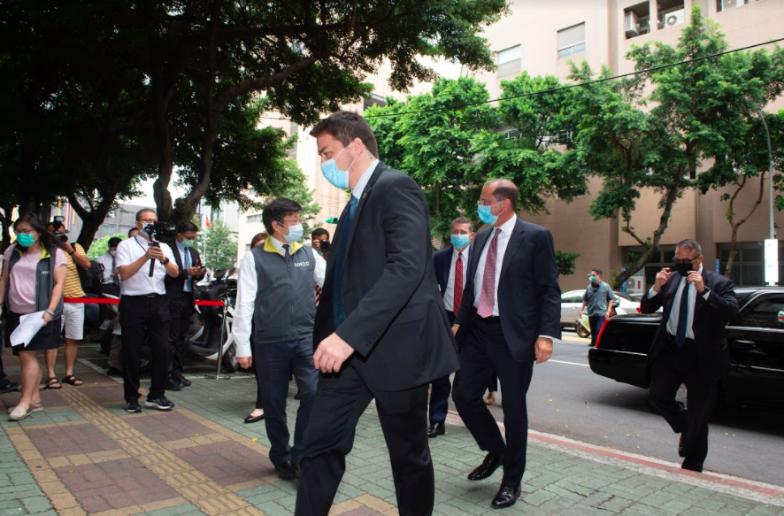 美國衛生部長阿扎爾抵達疾管署。 圖：衛生福利部提供