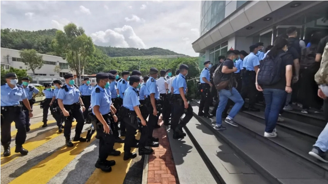 在黎智英被捕後，近200名香港警察衝入壹傳媒大樓搜索。 圖 : 翻攝自人民網