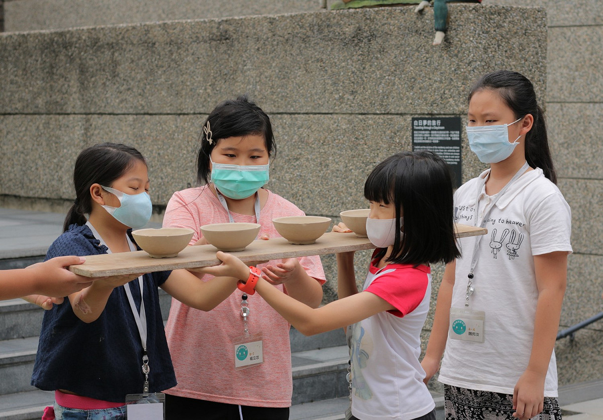 學員分組競賽體驗「扛坯」，了解早期陶工的工作日常，探索鶯歌舊有人文歷史。  圖：王峻昌／攝