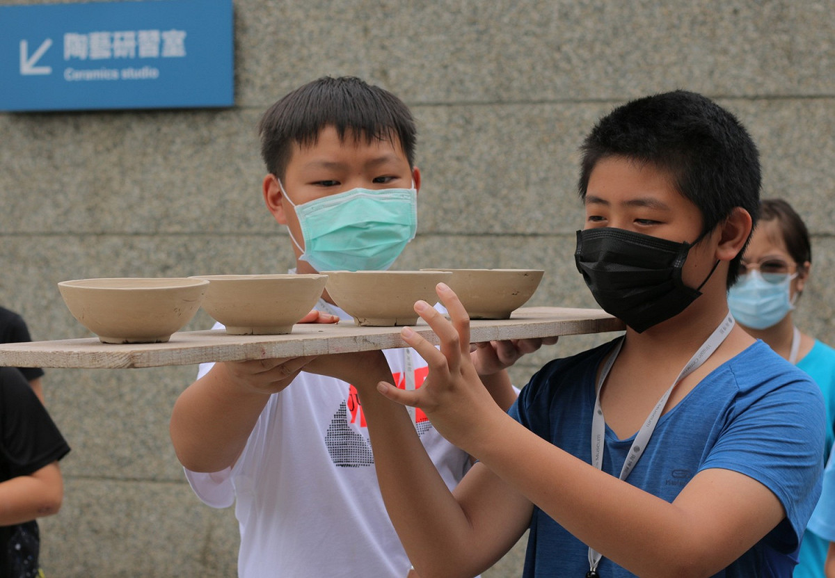 引導學員在「畫坯」過程中，了解各圖騰代表的意義。  圖：王峻昌／攝