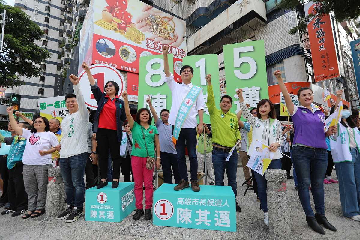 陳其邁選前最後幾天持續在街頭拜票。 圖：陳其邁競辦/提供