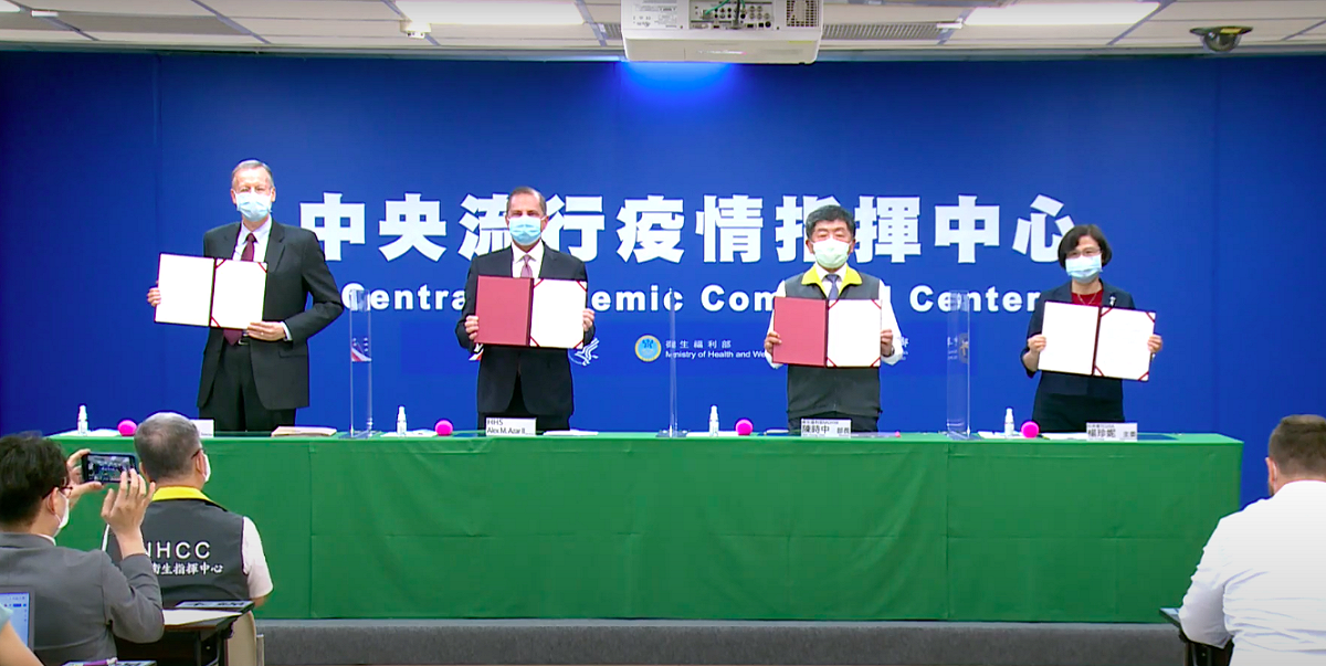 美台今（10）日正式簽署「衛生合作備忘錄」，與會四人包括美國衛生部長阿札爾與衛福部長陳時中共同合影。 圖：擷取自疾管署Youtube