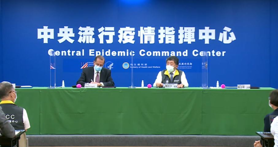 美國衛生部長阿扎爾今天（10）參與簽署美台衛生合作備忘錄。 圖：翻攝自疾管署網站