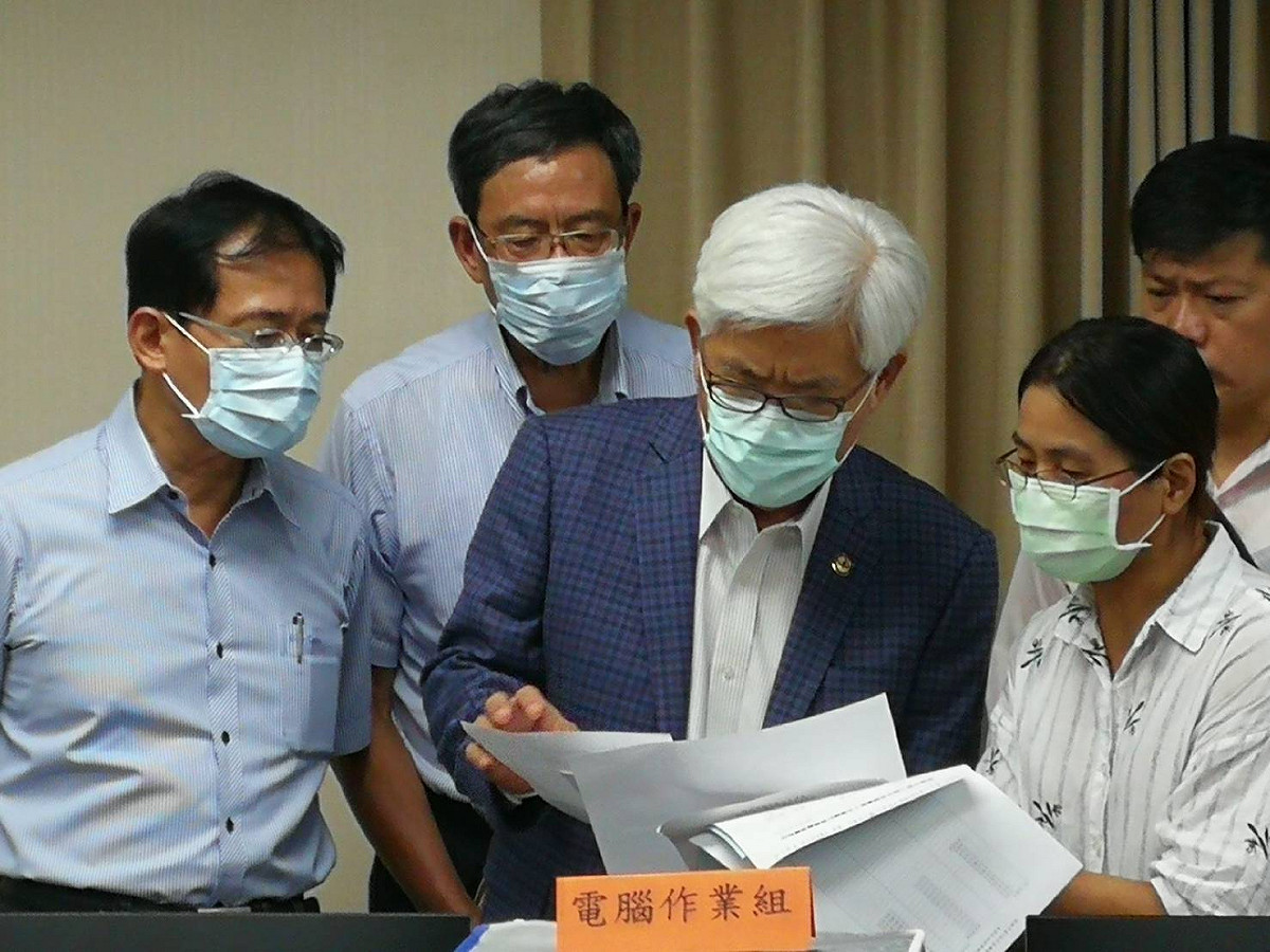 中選員會主委李進勇今(10)日南下慰問高市選委會工作同仁辛勞，並視察選舉票印製作業、三民區選務作業中心及電腦計票模擬演練。 圖：中選會提供