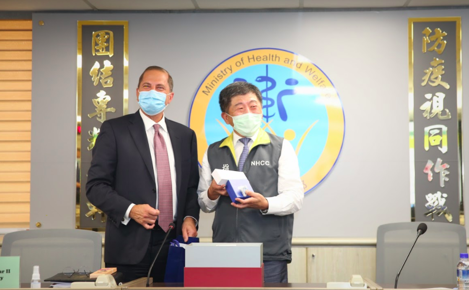 美國衛生部長阿札爾參訪中央流行疫情指揮中心，與衛福部長陳時中合影。 圖：衛生福利部/提供