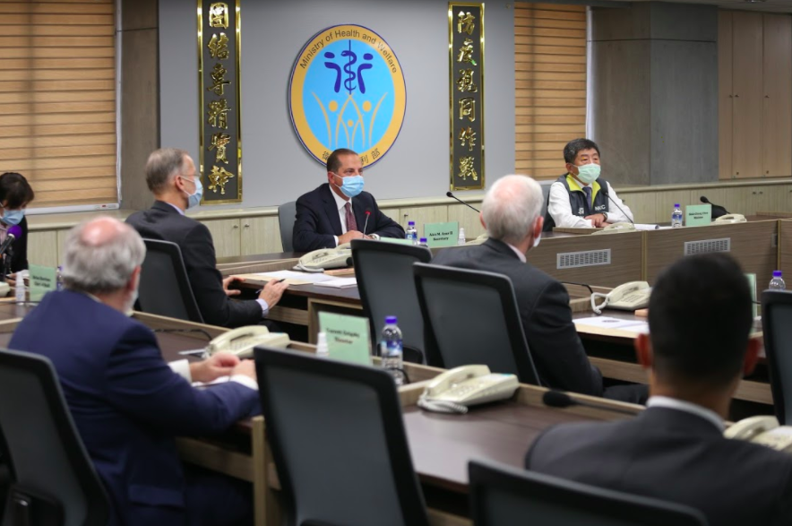 台美衛生單位官員共同討論「醫衛合作瞭解備忘錄」。 圖：衛生福利部/提供