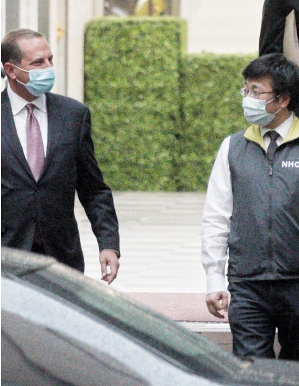 美國衛生部長阿扎爾抵達疾管署，由疾管署長周志浩迎接。 圖：張良一／攝影