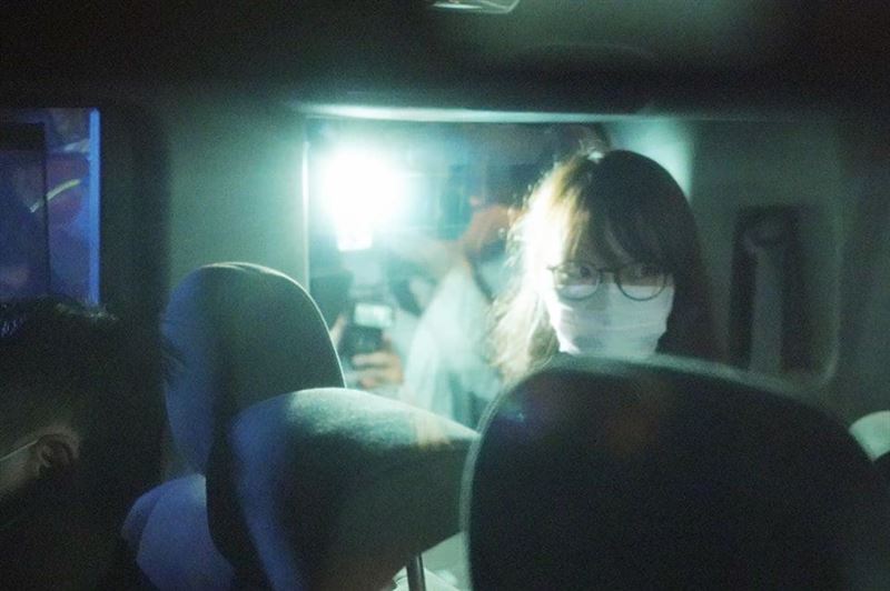 周庭遭到逮捕的畫面曝光，她戴著黑框眼鏡與口罩，雙眼望向一旁，神情顯得有些疲憊。 圖：翻攝周庭臉書