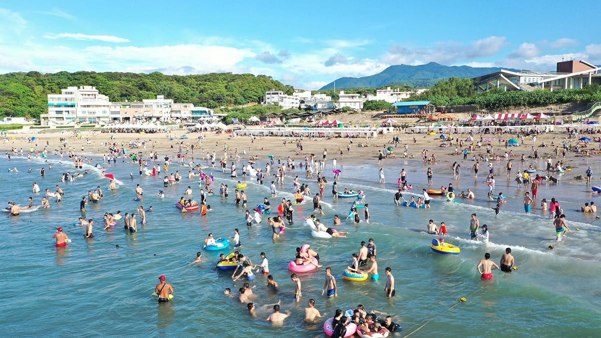 今年白沙灣生活節有浪人祭音樂會、APP實境解謎、仲夏市集及沙灘泡泡足球活動嗨一夏。 圖：北觀處／提供