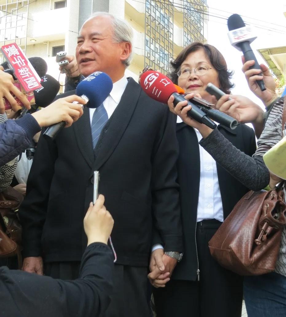 民進黨前主席林義雄談及林宅血案時，與夫人方素敏兩人雙手緊握。