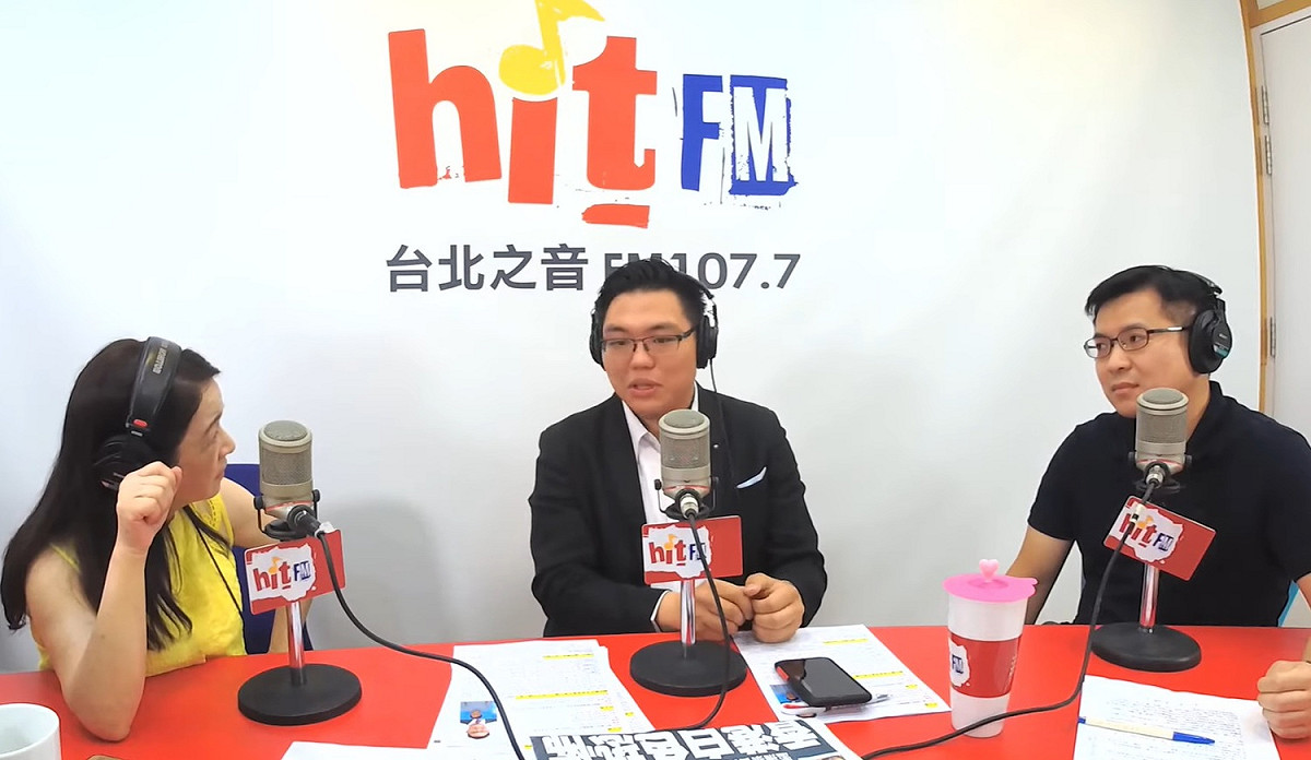 國民黨青年團總團長田方倫（圖中）、國民黨文傳會發言人何志勇（圖右）接受電台專訪。 圖：擷取自《周玉蔻嗆新聞》Youtube頻道