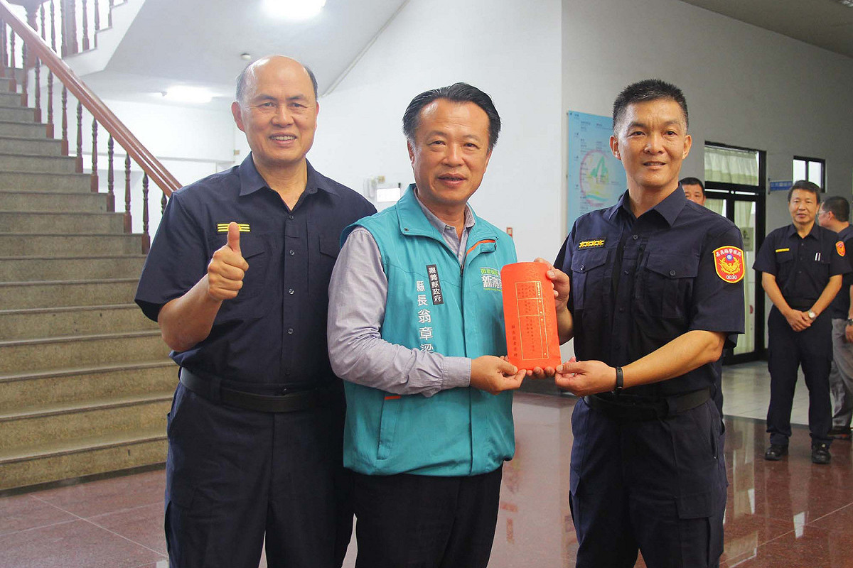 嘉義縣發生護理之家搶案，警方7小時破案，現場翁章梁前往警局頒獎表揚。 圖：嘉義縣政府/提供