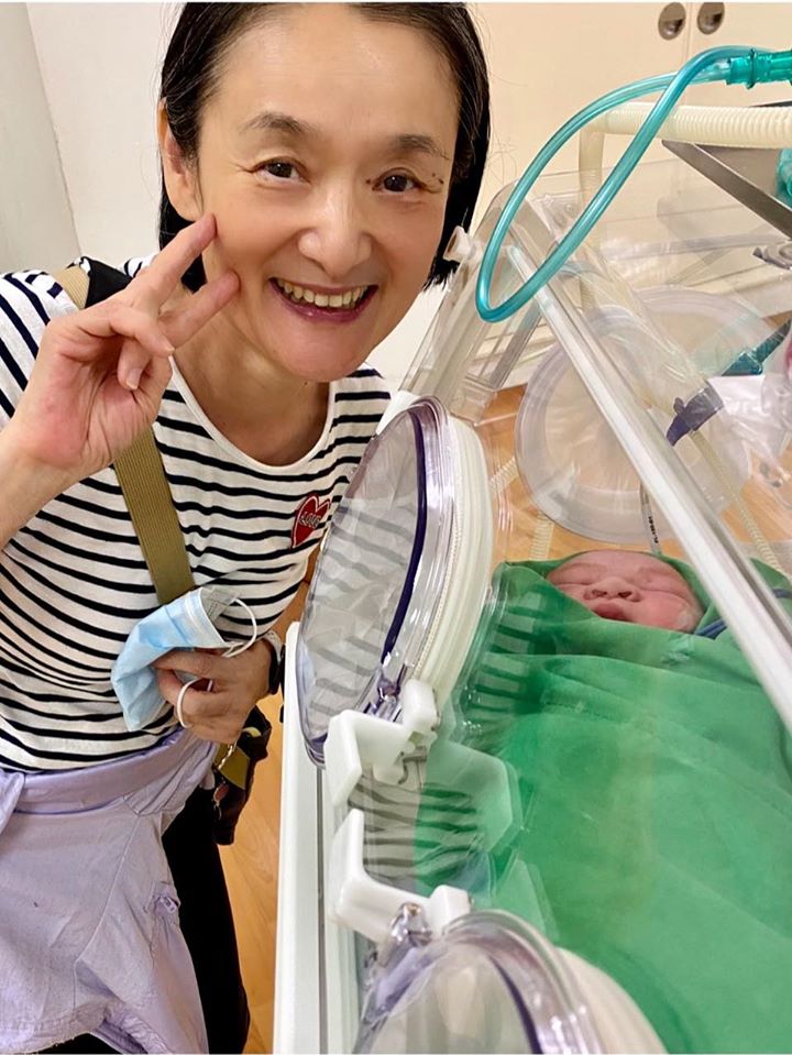 歐陽靖不忘虧老公，一早就把她媽媽譚艾珍給他的小孩照片放在IG分享。 圖：翻攝歐陽靖臉書粉絲專頁