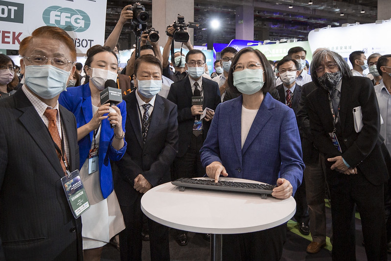 蔡英文總統在經濟部工業局副局長楊志清導覽下，參觀展場及工業主題區，瞭解台灣的資安技術能量。 圖：總統府提供