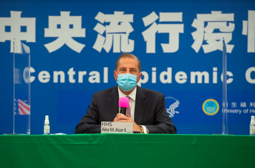 美國衛生部長阿札爾於中央流行疫情指揮中心參與簽署「醫療合作暸解備忘錄」，並接受《CNN》訪問，表示親自來訪是為了支持台灣。 圖：衛生福利部/提供