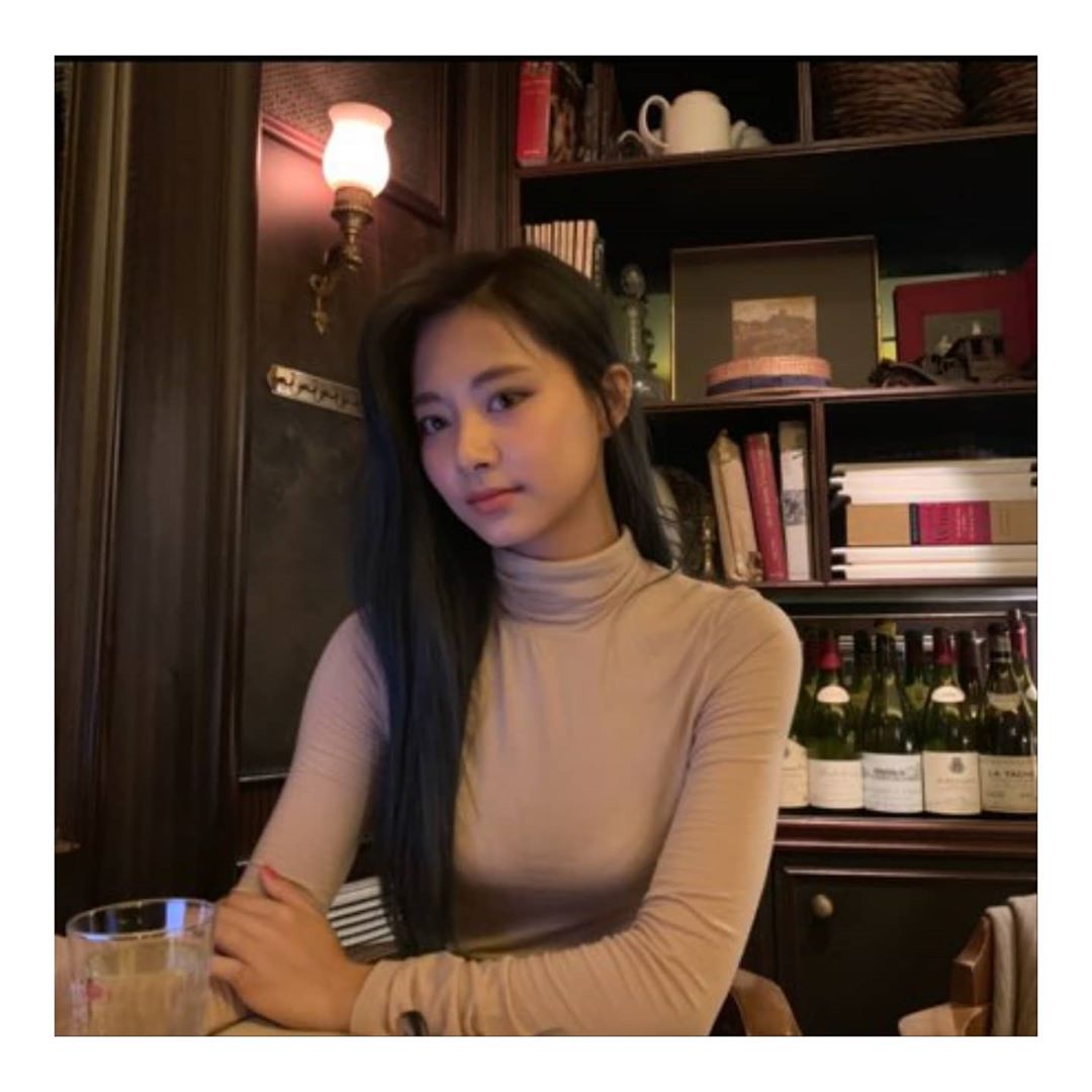 周子瑜出道以來，幾乎以深色長髮造型示人居多。 圖：翻攝自TWICE IG