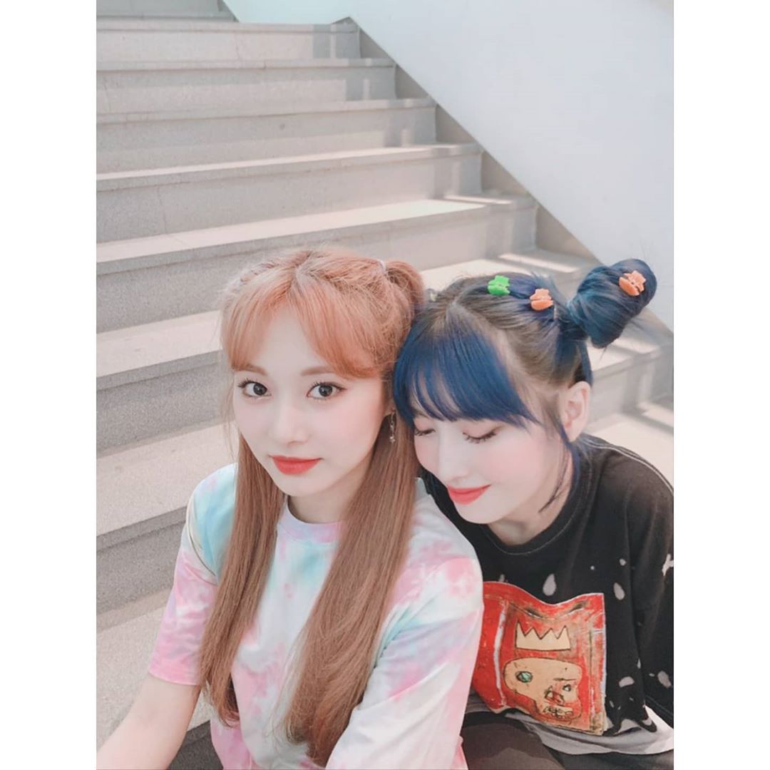 TWICE多位成位都換新造型，MOMO（圖右）也染了一頭藍髮。 圖：翻攝自TWICE IG