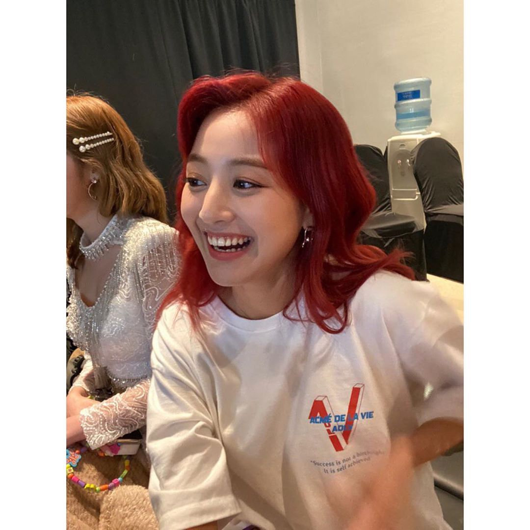 TWICE隊長志效也換成一頭紅髮，讓粉絲期待是否有新作品。 圖：翻攝自TWICE IG