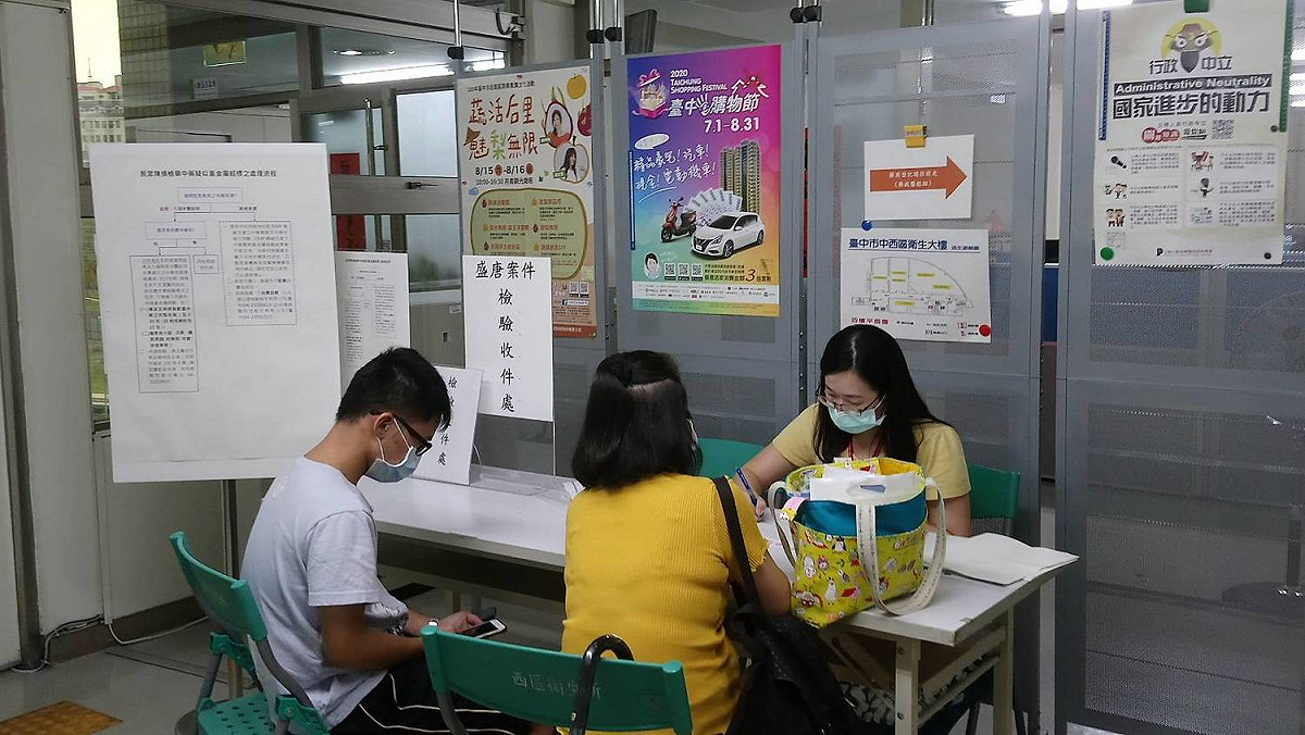 台中市衛生局開設窗口受理民眾送驗中藥。 圖：台中市政府/提供