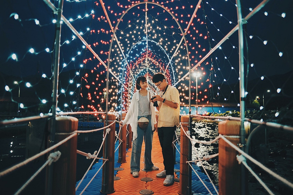 荷花田上搭起浮動棧道，在夜晚燈泡發出璀璨光線，本身就很適合拍照。 圖：新北市政府綠美化環境景觀處／提供