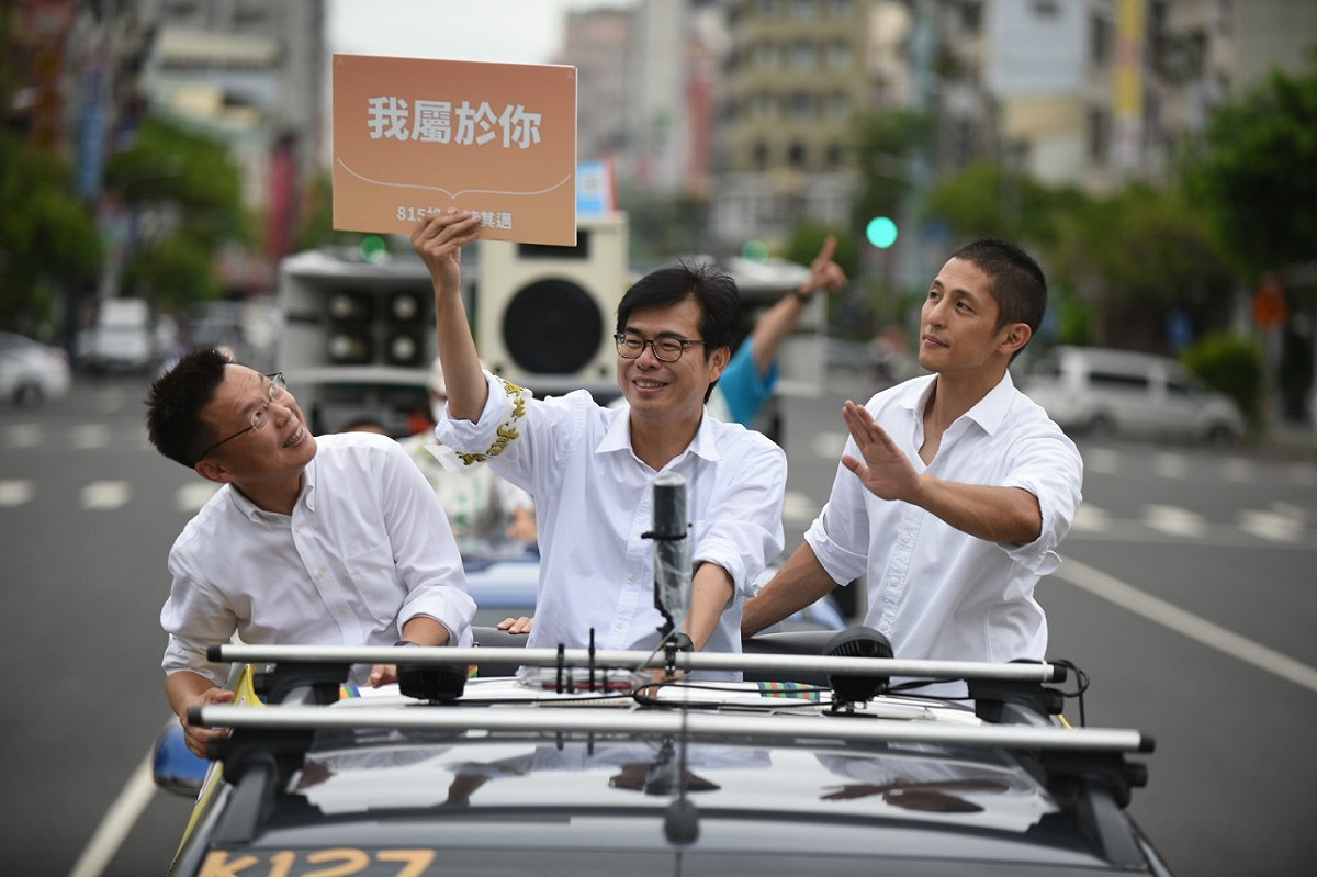 吳怡農(右)陪陳其邁(中)車掃。 圖：陳其邁競辦/提供