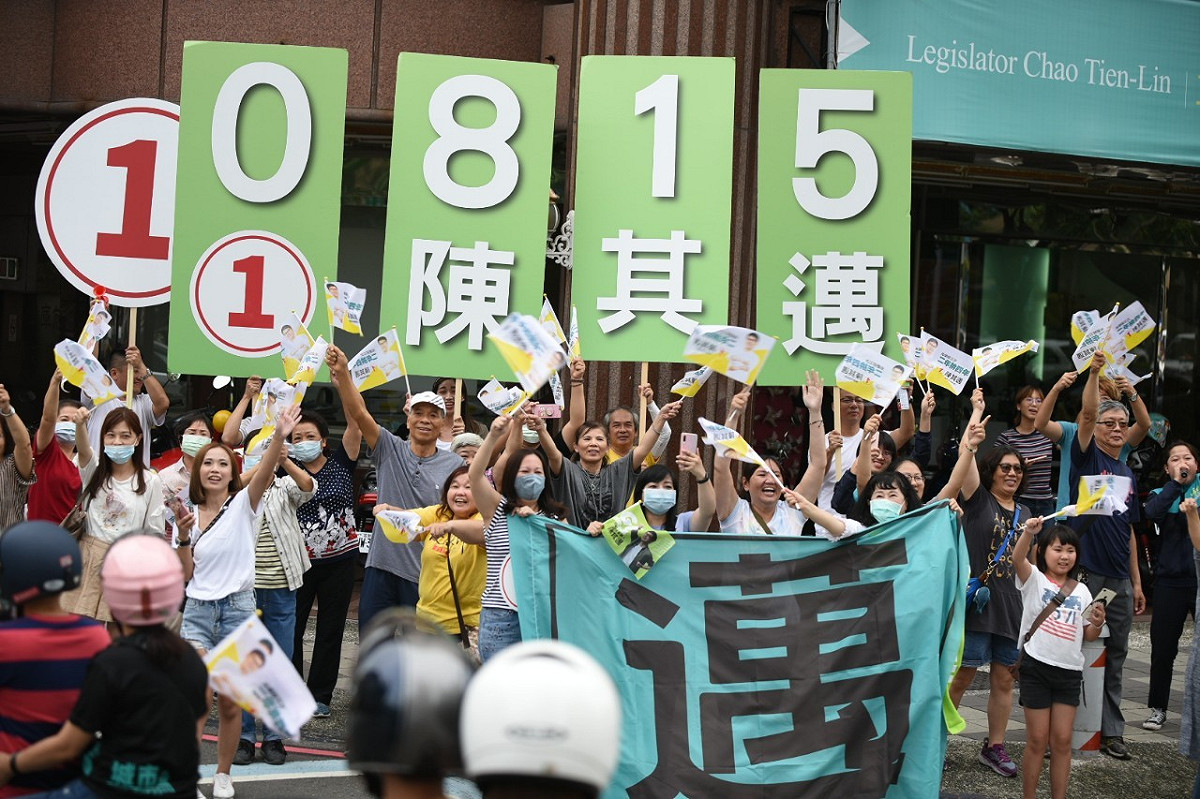 支持者夾道歡迎陳其邁車宣傳車隊。 圖：陳其邁競辦/提供