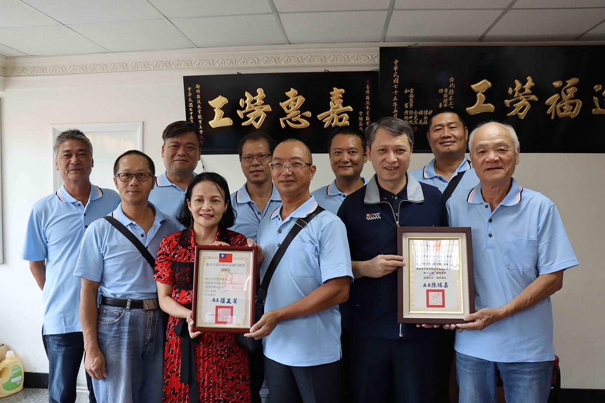 勞工局長陳瑞嘉與原民局長羅美菁第一站先來到位於瑞芳的泥水業職業工會頒獎。  圖：新北市勞工局提供