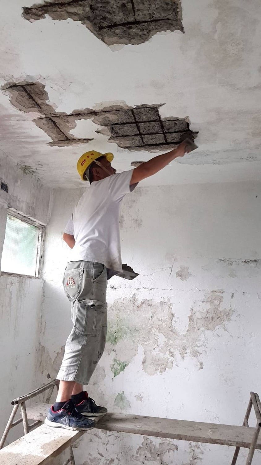 瑞芳區阿美家園修繕前屋頂鋼筋裸露。  圖：新北市勞工局提供