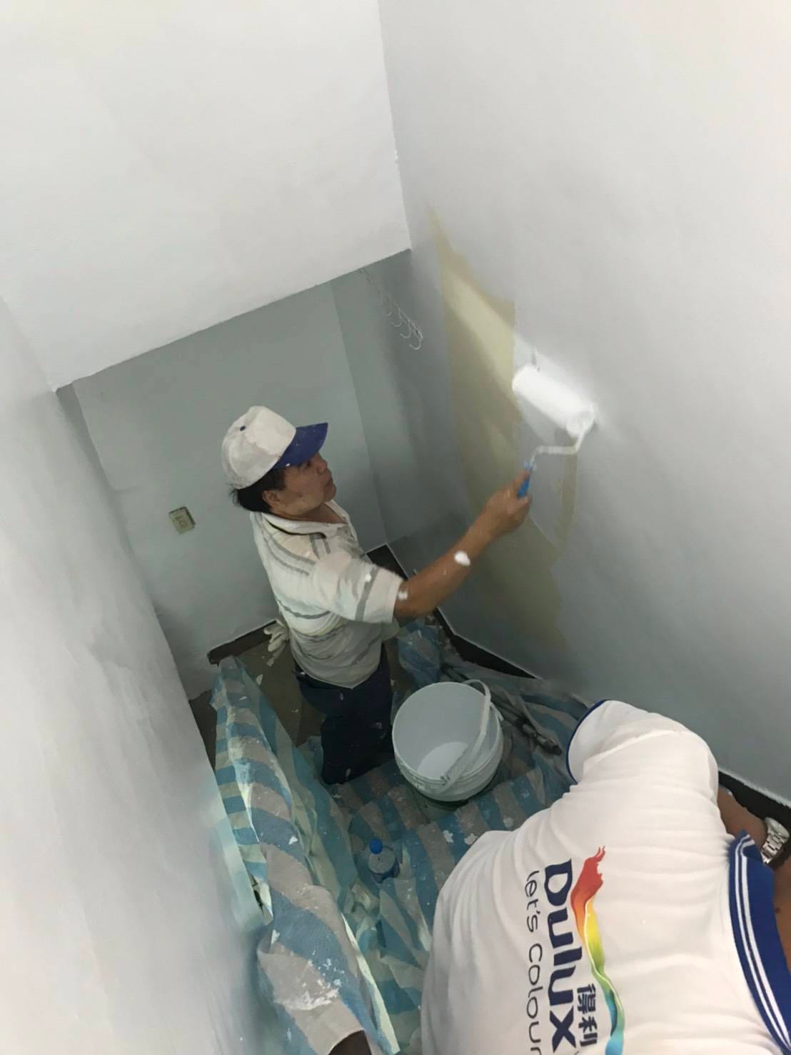 新北工會行善團免費協助油漆粉刷。  圖：新北市勞工局提供