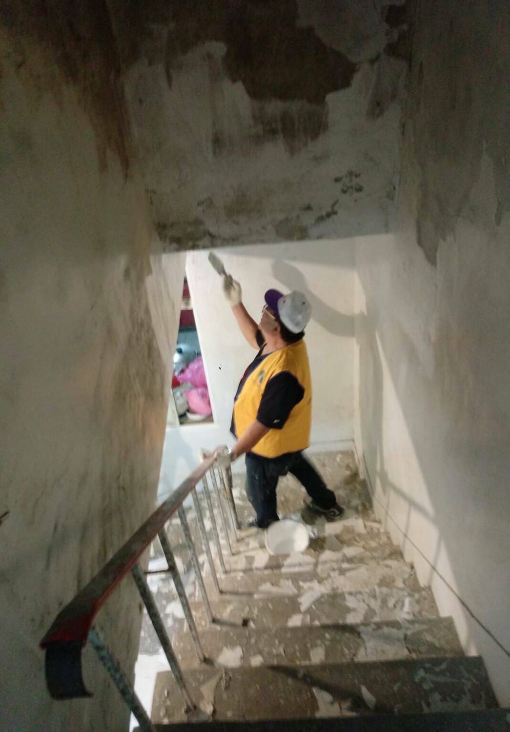 新北工會行善團進行屋頂油漆粉刷。 圖：新北市勞工局提供