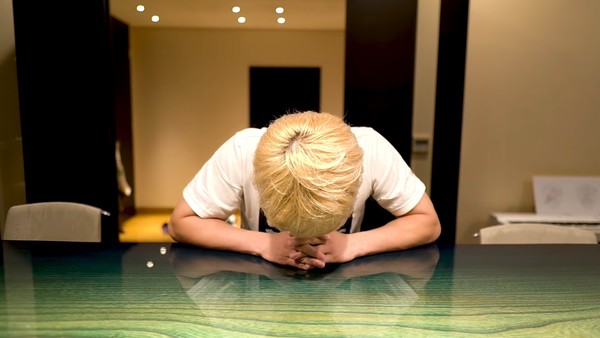 手越祐也拍影片跟他自己書中點名的12位女星道歉。 圖：翻攝手越祐也YouTube