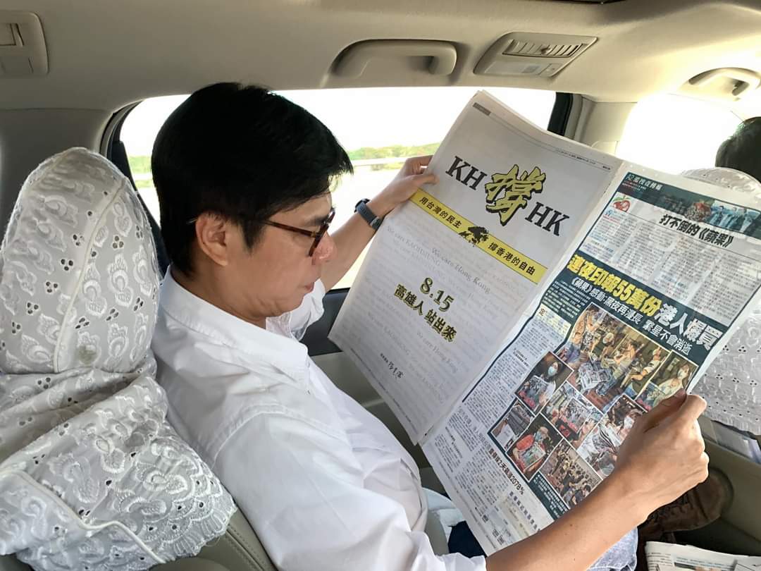 陳其邁一大早先看報關心香港局勢。 圖：陳其邁競辦/提供