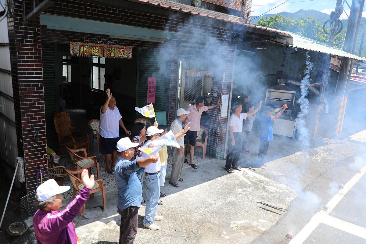 民眾夾道放鞭炮歡迎陳其邁車隊。 圖：陳其邁競辦/提供