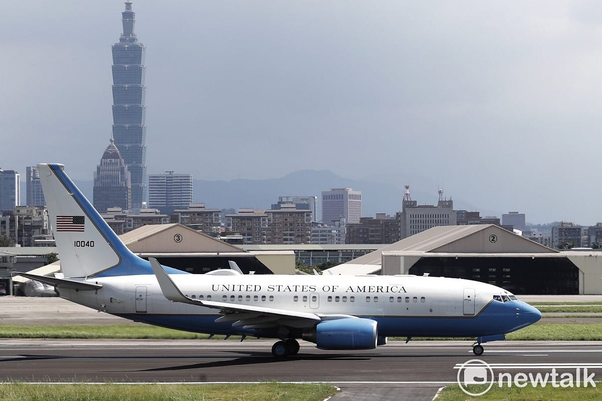 美國衛生部長阿札爾於今年8月時搭行政專機訪台。 圖：張良一 / 攝