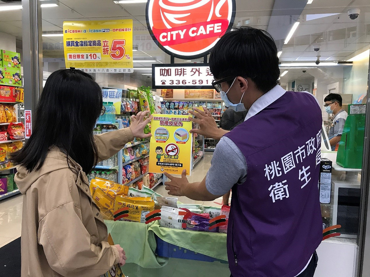 桃市連鎖便利店、咖啡店及速食電騎樓11/5起納入禁菸範圍，違法最高可罰1萬元。 圖：桃園市政府衛生局／提供
