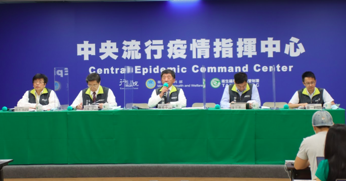 施打疫苗過後的人是否可通行無阻？指揮官陳時中於記者會表示，需要很正確的評估，包括防衛力量、持續時間以及副作用的可能。 圖：中央流行疫情指揮中心/提供